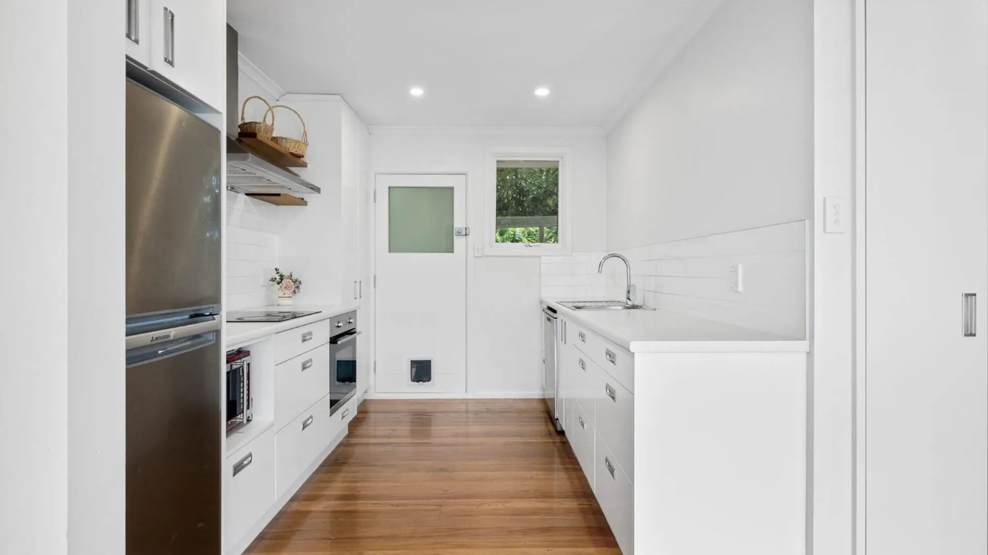 Hagley Park South Queen Size Bedroom Крайстчёрч